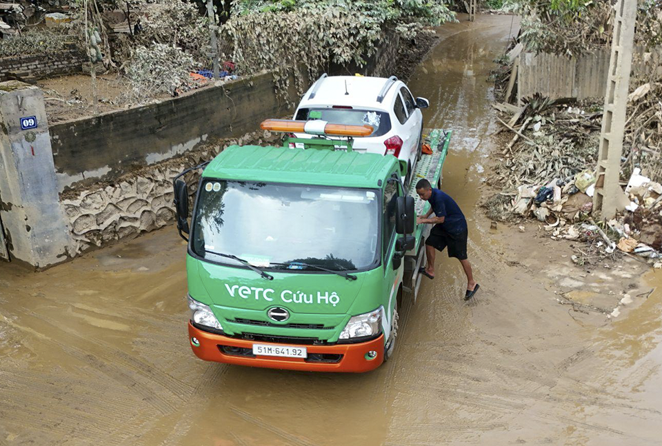 Một đơn vị làm cứu hộ xe hơi vừa lập Kỷ lục Việt Nam